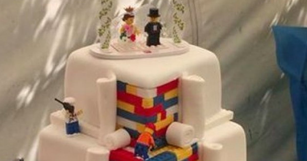 Photo Gateau De Mariage Lego Une Patisserie Londonienne Depassee Apres Avoir Publie Une Photo Sur Facebook Le Huffpost