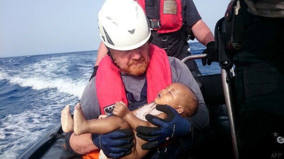 9 Mois Apres Aylan Une Nouvelle Photo De Bebe Migrant Noye Choque Le Monde Le Huffpost