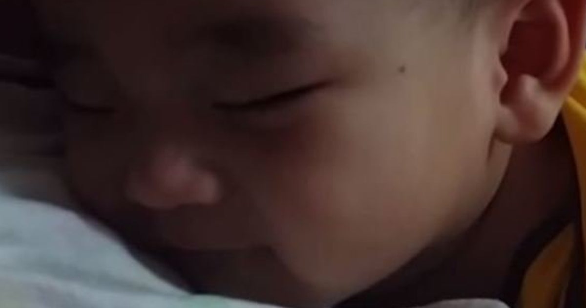 Video Ce Bebe Endormi Sourit Quand Son Pere Lui Dit Je T Aime Le Huffpost Video Ce Bebe Endormi Sourit Quand Son Pere Lui Dit Je T Aime Le Huffpost