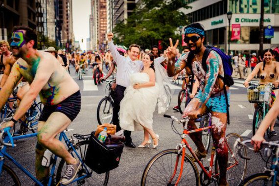 PHOTOS. Photos de mariage: des cyclistes nus en guise de