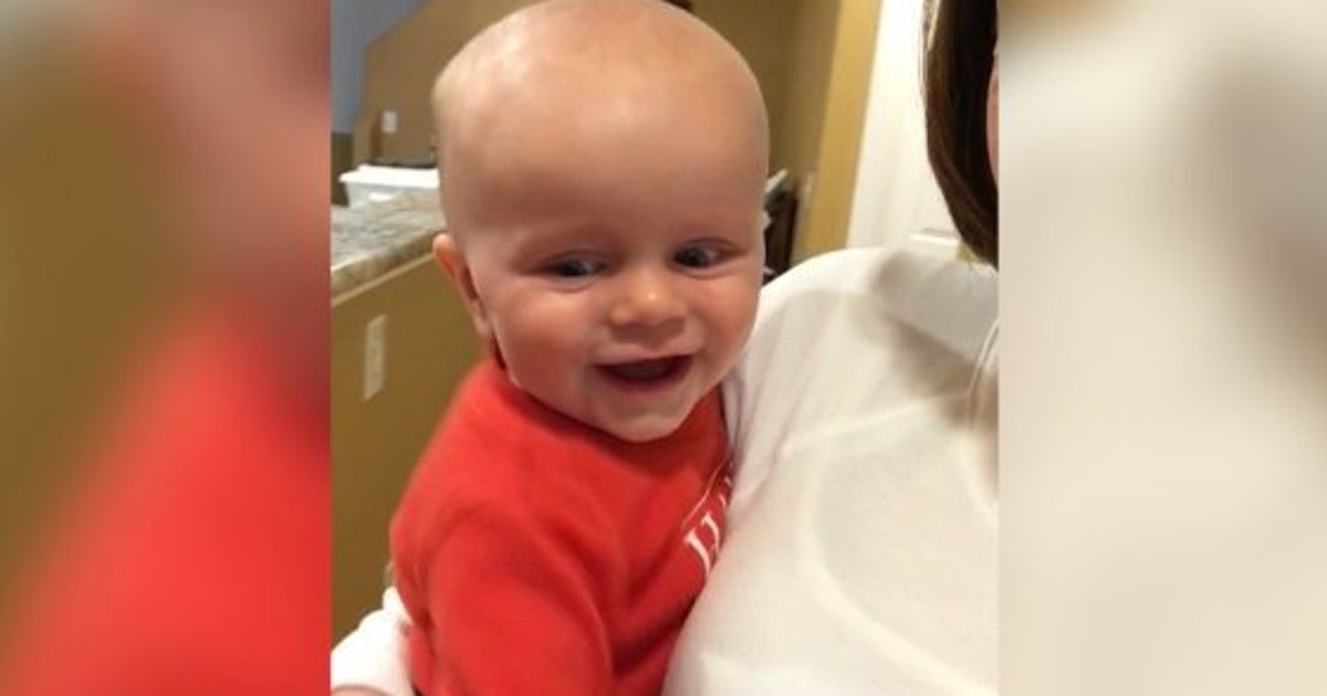Video Le Rire De Ce Bebe Qui Joue Avec Du Papier Bulle Est Communicatif Le Huffpost