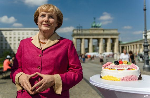 Anniversaire D Angela Merkel Une Chanson Un Maillot Et Des Fleurs Pour Les 60 Ans De La Chanceliere Le Huffpost