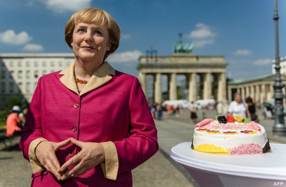 Anniversaire D Angela Merkel Une Chanson Un Maillot Et Des Fleurs Pour Les 60 Ans De La Chanceliere Le Huffpost