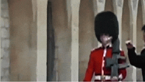 VIDÉO. Ce garde royal s'emporte contre un touriste qui lui a touché l'épaule et le menace avec son