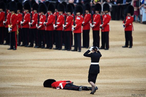 Photo Un Membre De La Garde Royale Anglaise Au Sol Apres Un Malaise A La Ceremonie Trooping The Colours Le Huffpost