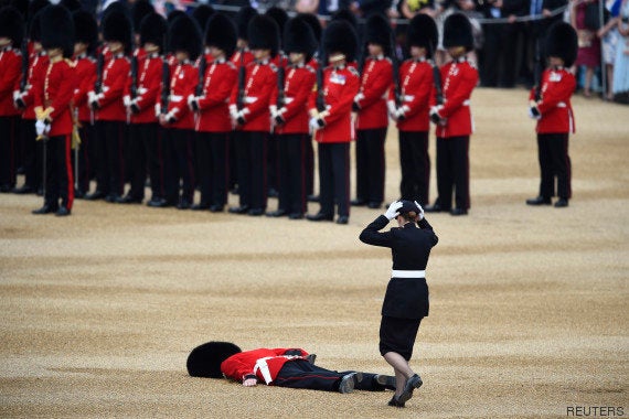 Photo Un Membre De La Garde Royale Anglaise Au Sol Apres Un Malaise A La Ceremonie Trooping The Colours Le Huffpost