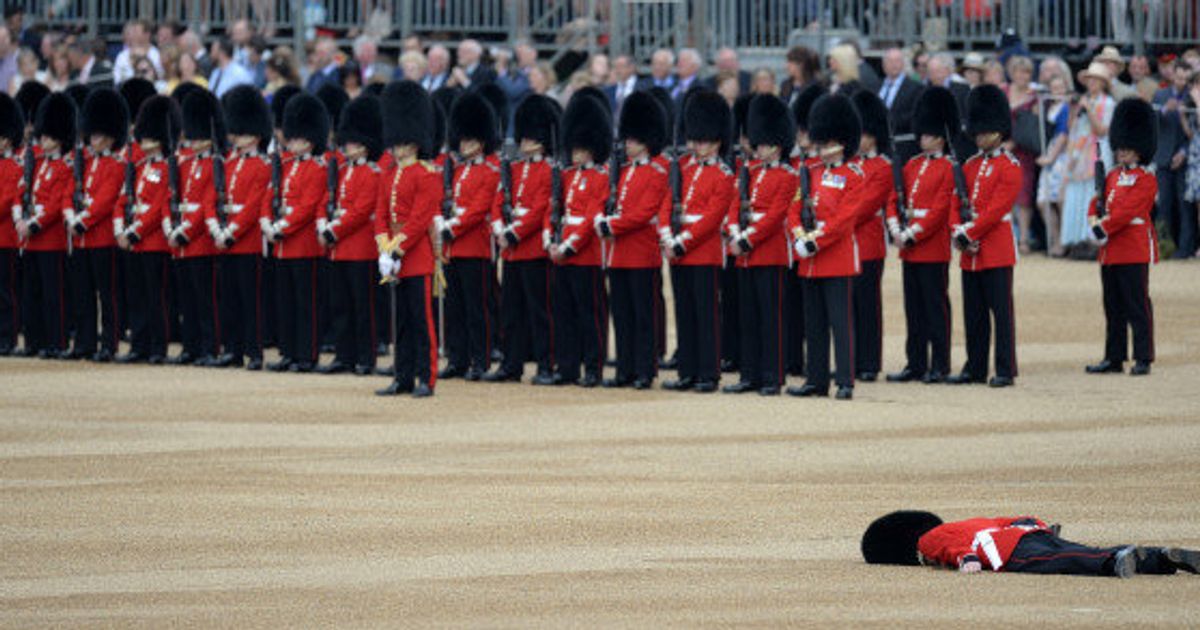 Photo Un Membre De La Garde Royale Anglaise Au Sol Apres Un Malaise A La Ceremonie Trooping The Colours Le Huffpost