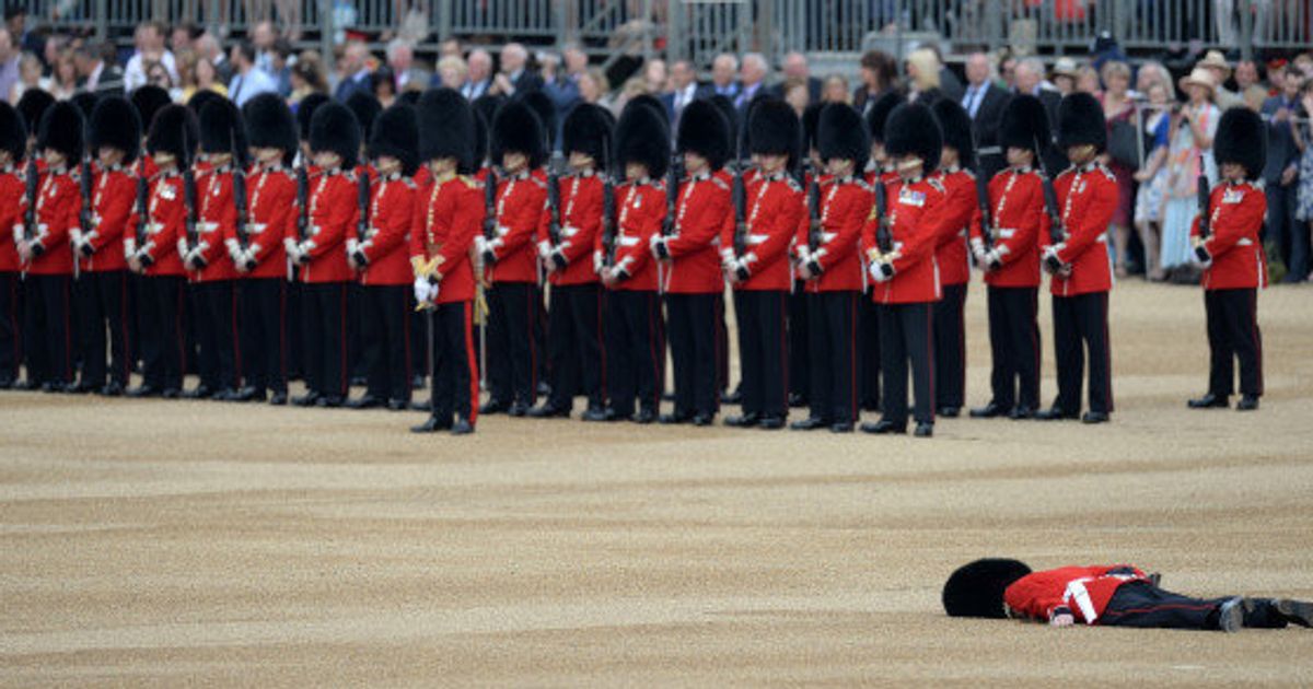 Photo Un Membre De La Garde Royale Anglaise Au Sol Apres Un Malaise A La Ceremonie Trooping The Colours Le Huffpost Photo Un Membre De La Garde Royale Anglaise Au Sol Apres Un Malaise A La Ceremonie Trooping The Colours Le Huffpost