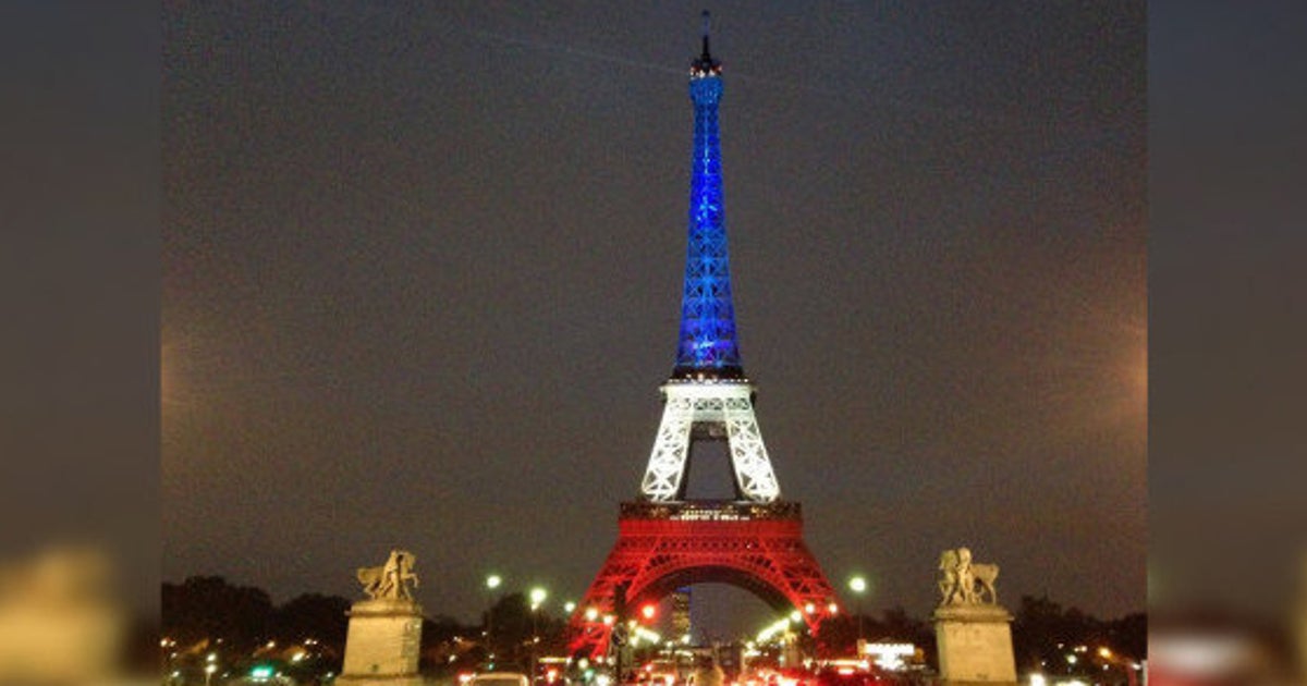Pourquoi La Tour Eiffel Est Bleue PHOTOS. La Tour Eiffel s'illumine de bleu banc rouge et arbore la