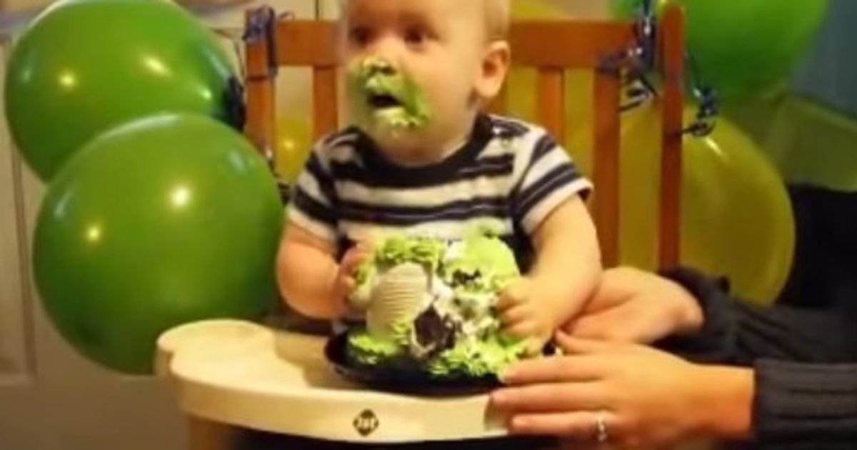 Video Alleche Par Le Gout Sucre Ce Bebe S Enfonce La Tete Dans Son 1er Gateau D Anniversaire Le Huffpost