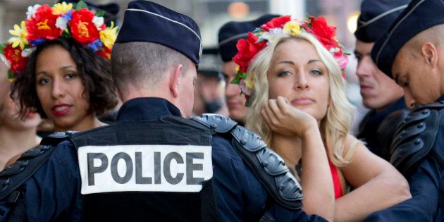 Militantes Femen jugées pour exhibition sexuelle: une trentaine de féministes manifestent devant le Palais...