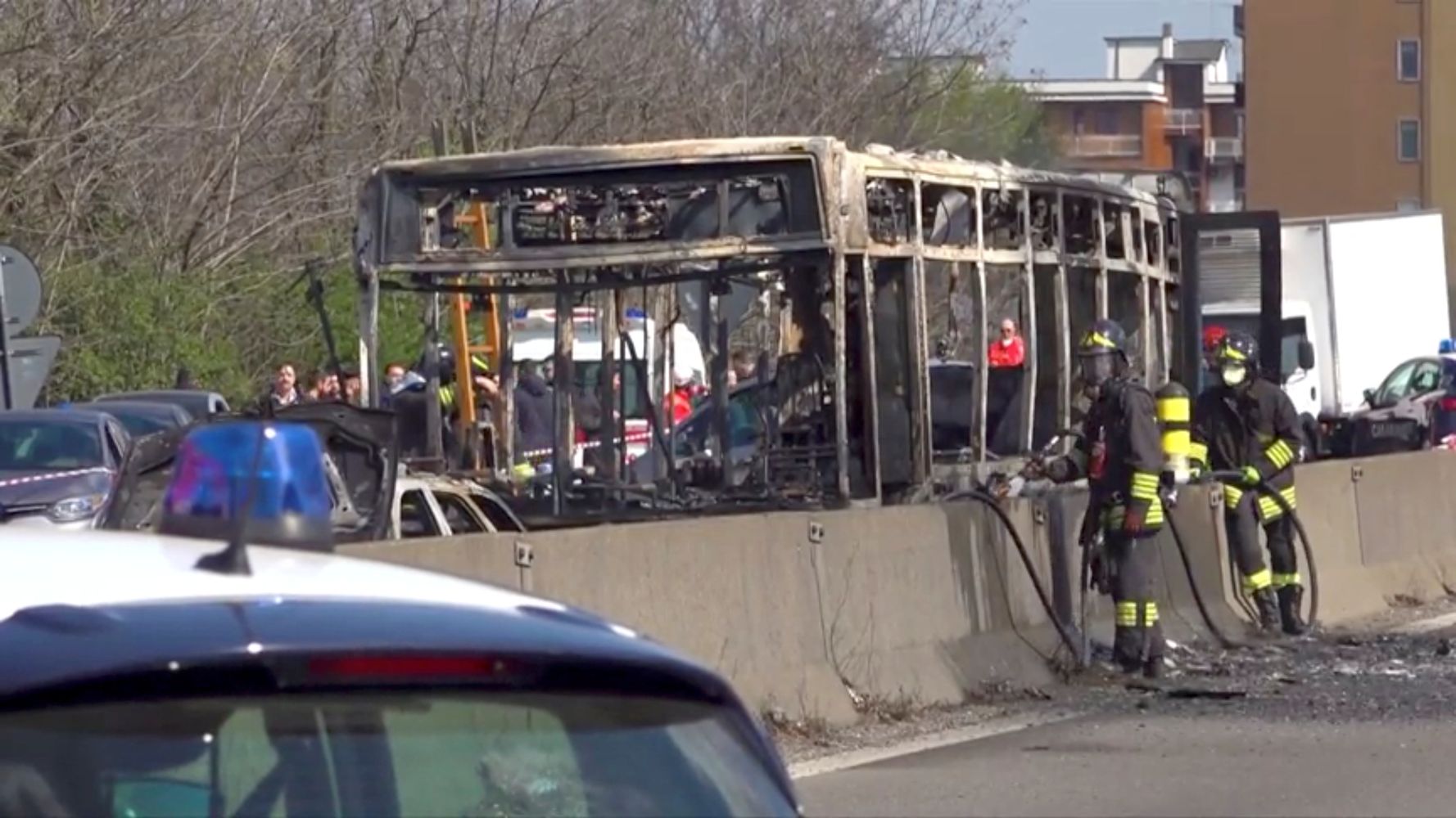 イタリアで運転手がスクールバスをジャックし全焼 警察が生徒たちを全員救出 動画 ハフポスト