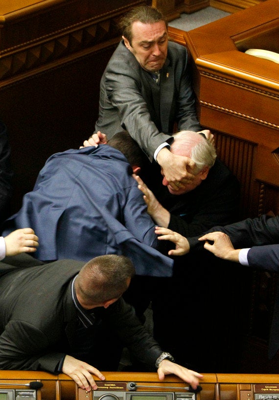 Photo Ukraine Une Bagarre Au Parlement Immortalisee A La Maniere D Un Tableau De La Renaissance Le Huffpost