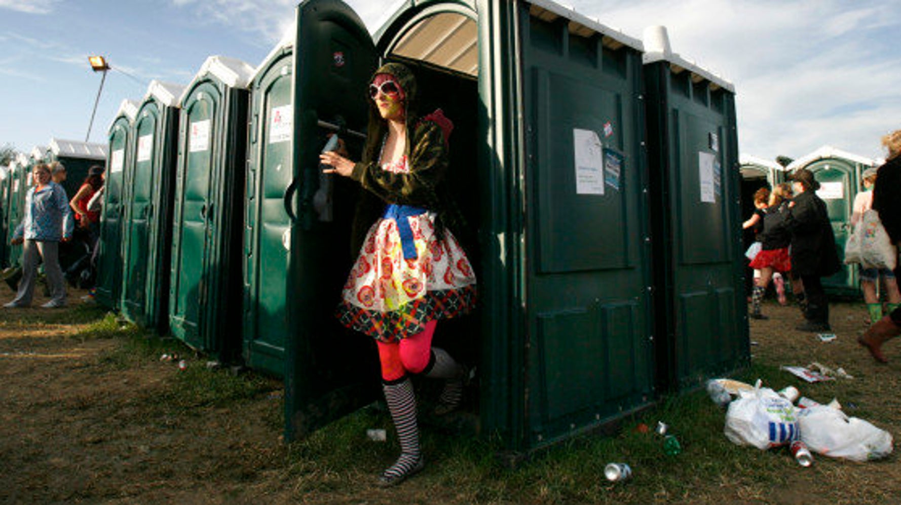 4 conseils pour survivre aux toilettes d'un festival Le Huffington