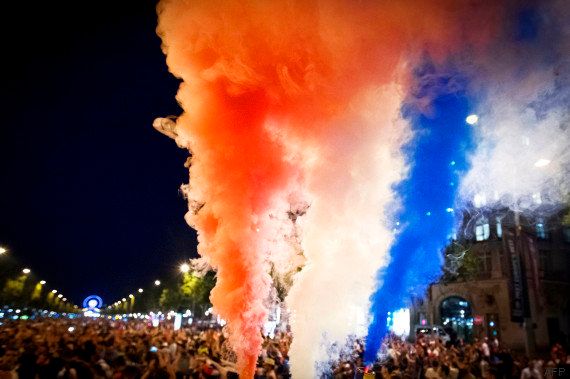 France - Allemagne : la fête aux Champs-Élysées abrégée par des charges de