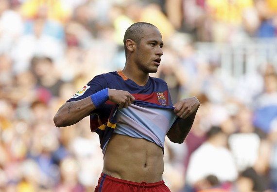PHOTO. Neymar apparaît le crâne rasé lors de Barcelone - Las
