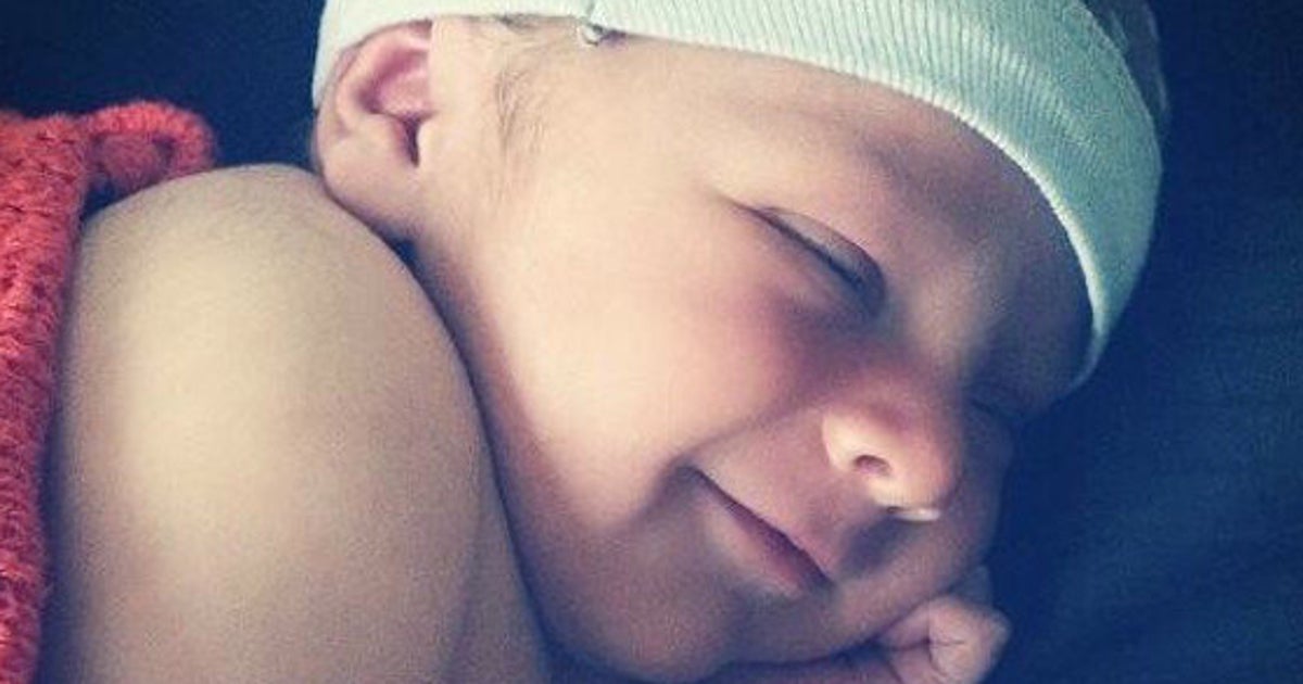 Photos Des Bebes Si Heureux Qu Ils Sourient En Dormant Le Huffpost