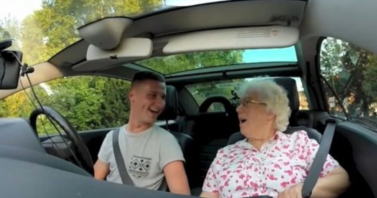 Sa Surprise Pour L Anniversaire De Sa Grand Mère Est Plus Que Réussie