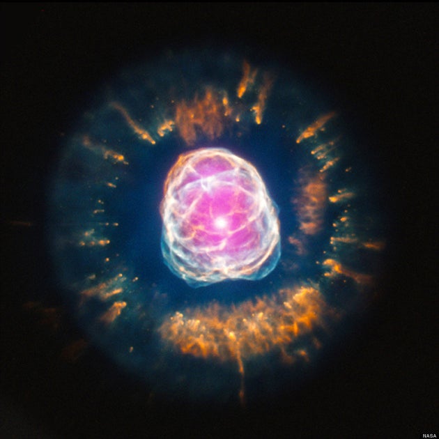 Cette Photo Prise Par La Nasa Montre La Nebuleuse De L Esquimau Une Etoile Qui Meurt Le Huffpost