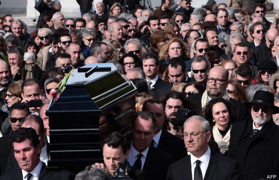 Photos Demis Roussos Pour Son Enterrement Des Centaines De Personnes Se Rassemblent A Athenes Le Huffpost