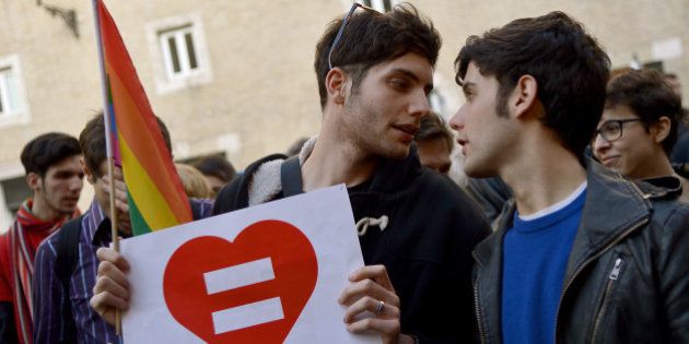 L'Italie partie pour accorder le strict minimum aux couples gays en autorisant une union sans adoption...