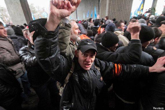 PHOTOS. Ukraine : les tensions entre pro et anti-russes se déplacent en Crimée, Poutine ordonne des manoeuvres