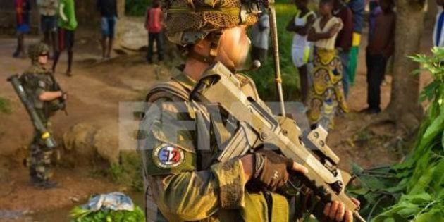 Centrafrique: un insigne nazi surpris au bras d'un soldat français sur une photo officielle de