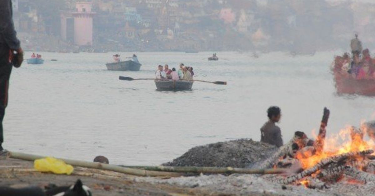 Sur Les Quais De Vârânasî Les Morts Brûlent Pour Reprendre - 