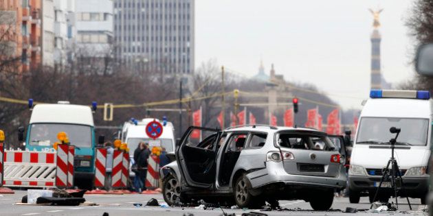 Une bombe explose dans une voiture en plein centre de Berlin et tue le