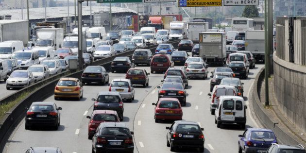 Pollution: le gouvernement décide de mettre en place la circulation alternée à Paris et en petite