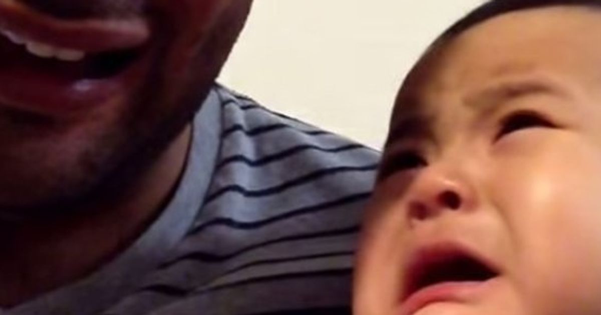 Video Ce Bebe Ne Supporte Pas De Voir Son Papa Pleurer Le Huffpost