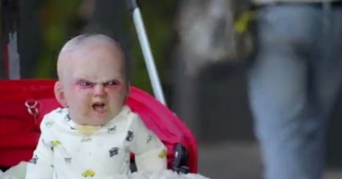 Un Bebe Demoniaque Fait Peur Aux Passants A New York Video Le Huffpost