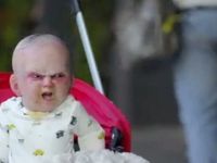 Un Bebe Demoniaque Fait Peur Aux Passants A New York Video Le Huffpost