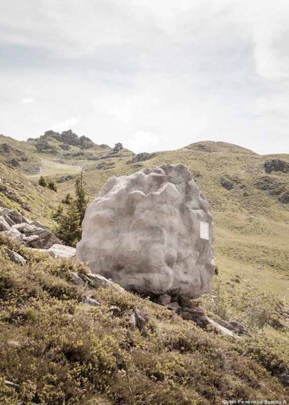 PHOTOS. Une cabane en bois camouflée en rocher dans les Alpes