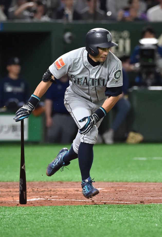 イチロー 万雷の拍手に包まれ試合から退く 試合後に会見し引退を発表 ハフポスト