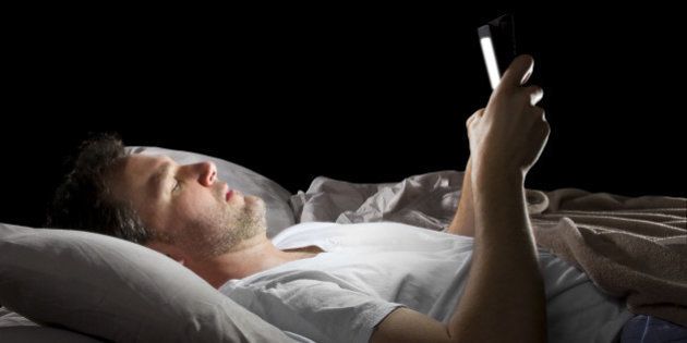 RÃ©sultat de recherche d'images pour "Est-il dangereux de laisser son tÃ©lÃ©phone allumÃ© toute la nuit Ã  cÃ´tÃ© de soi?"