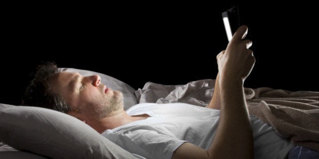 Résultat de recherche d'images pour "Est-il dangereux de laisser son téléphone allumé toute la nuit à côté de soi?"