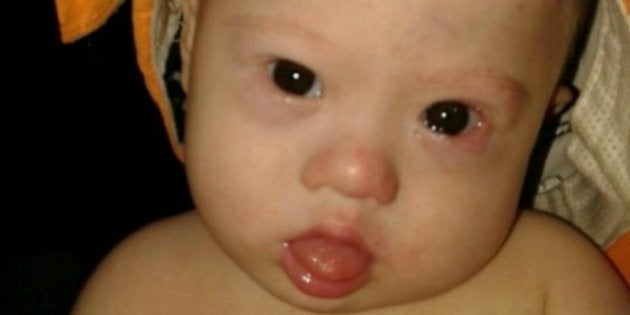 Le Bebe Trisomique Abandonne A Sa Mere Porteuse En Thailande Obtient Un Passeport Australien Le Huffpost