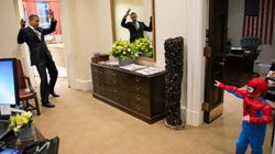 PHOTO. Barack Obama joue à Spider-Man dans le Bureau