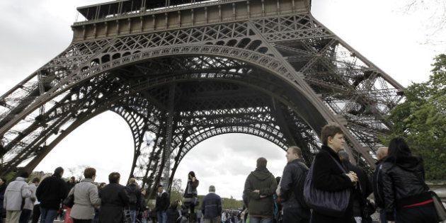 Chute mortelle à la Tour Eiffel un homme tombe entre le premier et le