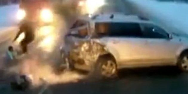 Video Un Bebe D Un An Sort Miraculeusement Indemne D Un Accident De La Route En Russie Le Huffpost