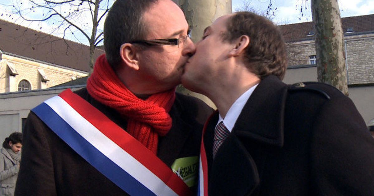 Mariage Gay Le Baiser Des Députés Ps Yann Galut Et Nicolas Bays Pour La Postérité Le Huffpost