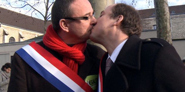Mariage gay: le baiser des députés PS Yann Galut et Nicolas Bays pour la