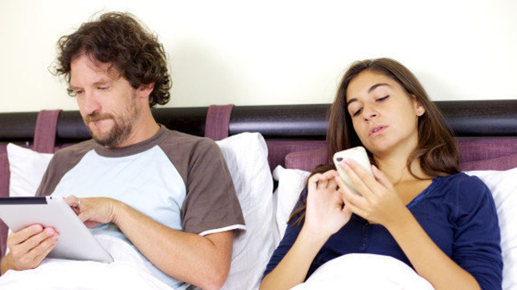 Посмотрела телефон мужа. Мужчина и женщина с телефоном. Мужчина и женщина в интернете. Человек в постели с телефоном. Смартфон в постели.