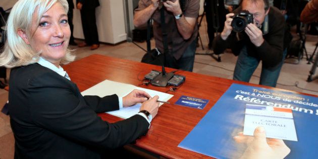 Traité budgétaire européen: Marine Le Pen distribue des cartes postales pour réclamer un
