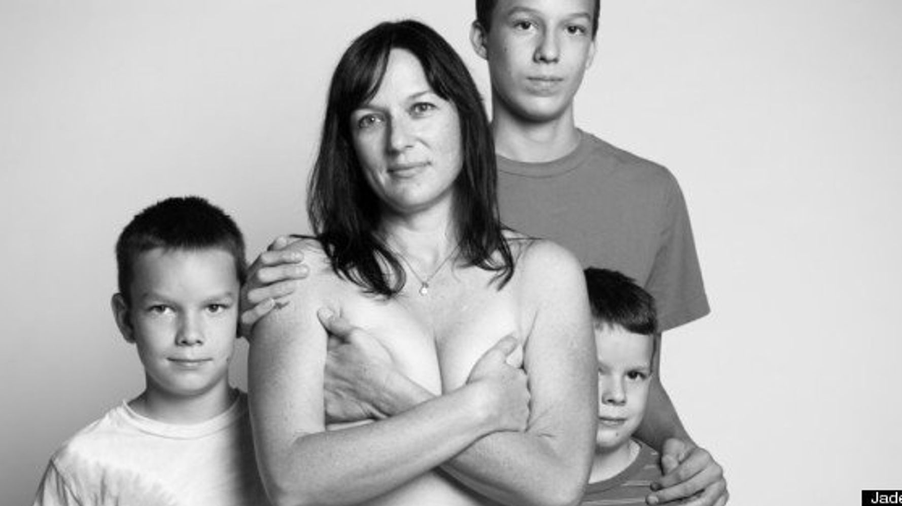 Privat family. Фотопроект Джейд Билл. Фотограф Джейд Билл Breastfeeding. Джейд Билл тела матерей. Родители и дети.