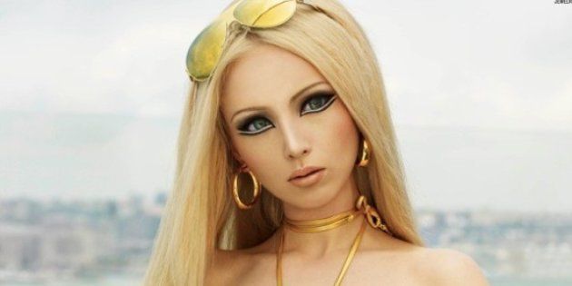 PHOTOS. Valeria Lukyanova, la Barbie humaine pose pour V