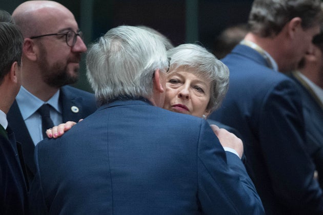 Theresa May trifft Jean-Claude Juncker.