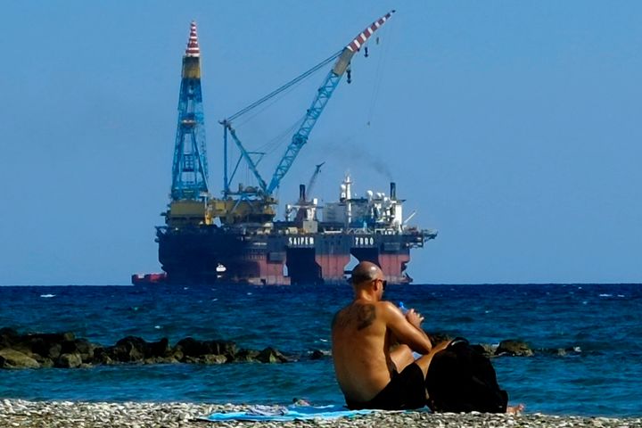 Μία από τις πλατφόρμες που χρησιμοποιούνται στις έρευνες για φυσικό αέριο στην Κύπρο, όπως φαίνεται από την παραλία της Λάρνακας.
