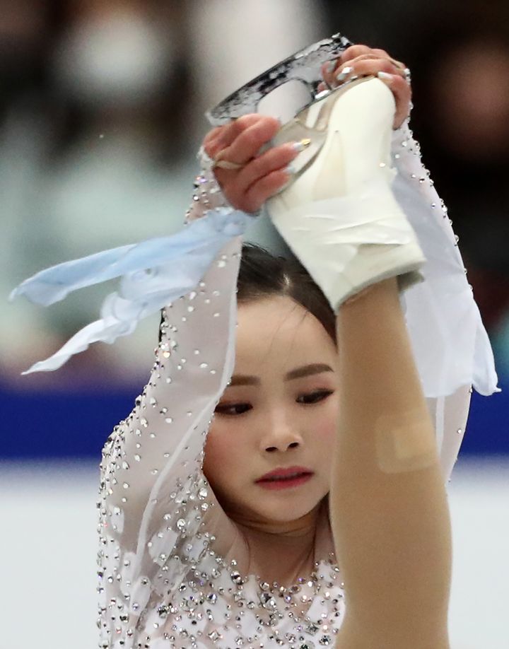 Lim Eun-soo was photographed with a large bandage on her leg during the ladies' short program event on Wednesday.